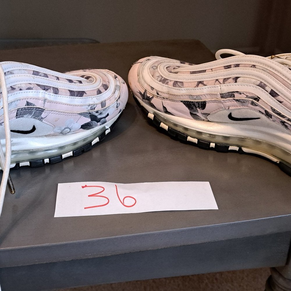 NIKE WOMENS  COLLECTABLE SNEAKER